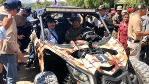 Danilo Medina recorre la frontera; supervisa dotaciones militares y promete apoyo a habitantes