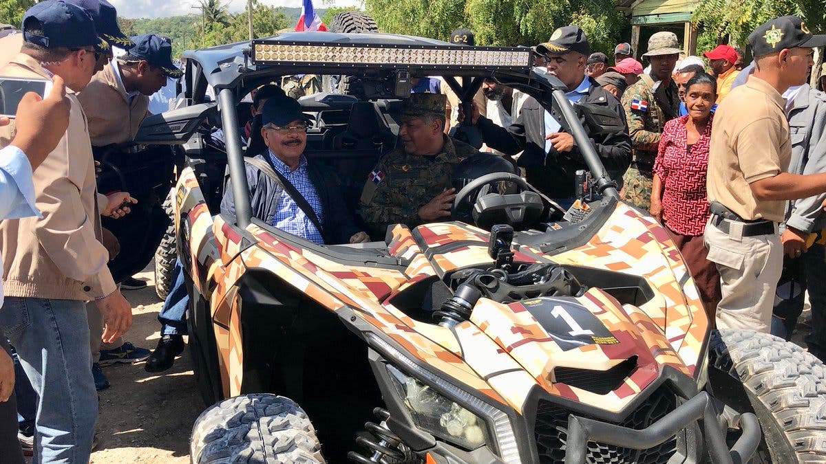 Danilo Medina recorre la frontera; supervisa dotaciones militares y promete apoyo a habitantes