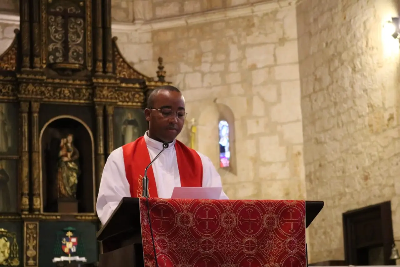 El padre Alexander Soriano tuvo a cargo la lectura de la Sexta Palabra. Foto: Jancarlos MartÃ­nez.