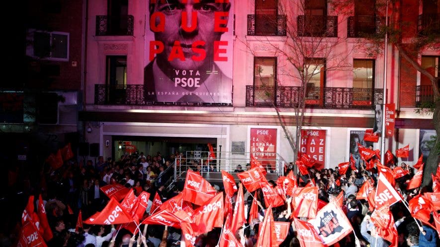Vista del exterior de la sede del PSOE, donde se celebran los resultados electorales de este domingo. EFE/Javier López