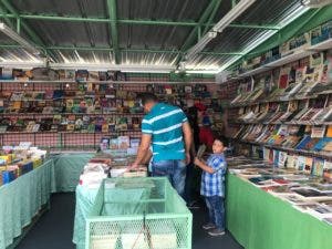 Feria del Libro se desarrolla con normalidad este domingo