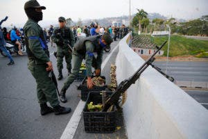  Soldados toman posiciones en un paso elevado prÃ³ximo a la base aÃ©rea de La Carlota, en Caracas, Venezuela.