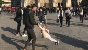 Notre Dame: la foto tomada frente a la catedral antes del incendio que desató la búsqueda del «padre y la hija» protagonistas