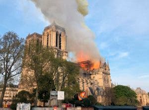 Cae la aguja central de la catedral de Notre Dame de París tras el incendio