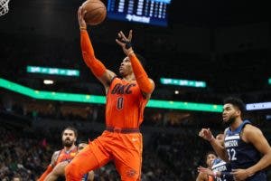 Westbrook logra triple-doble; Towns encesta 35 puntos en la victoria del Thunder sobre Timberwolves