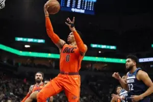 Westbrook logra triple-doble; Towns encesta 35 puntos en la victoria del Thunder sobre Timberwolves