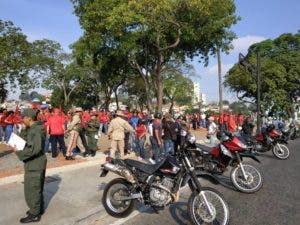 LO ÚLTIMO: Se concentran cientos de partidarios de Maduro