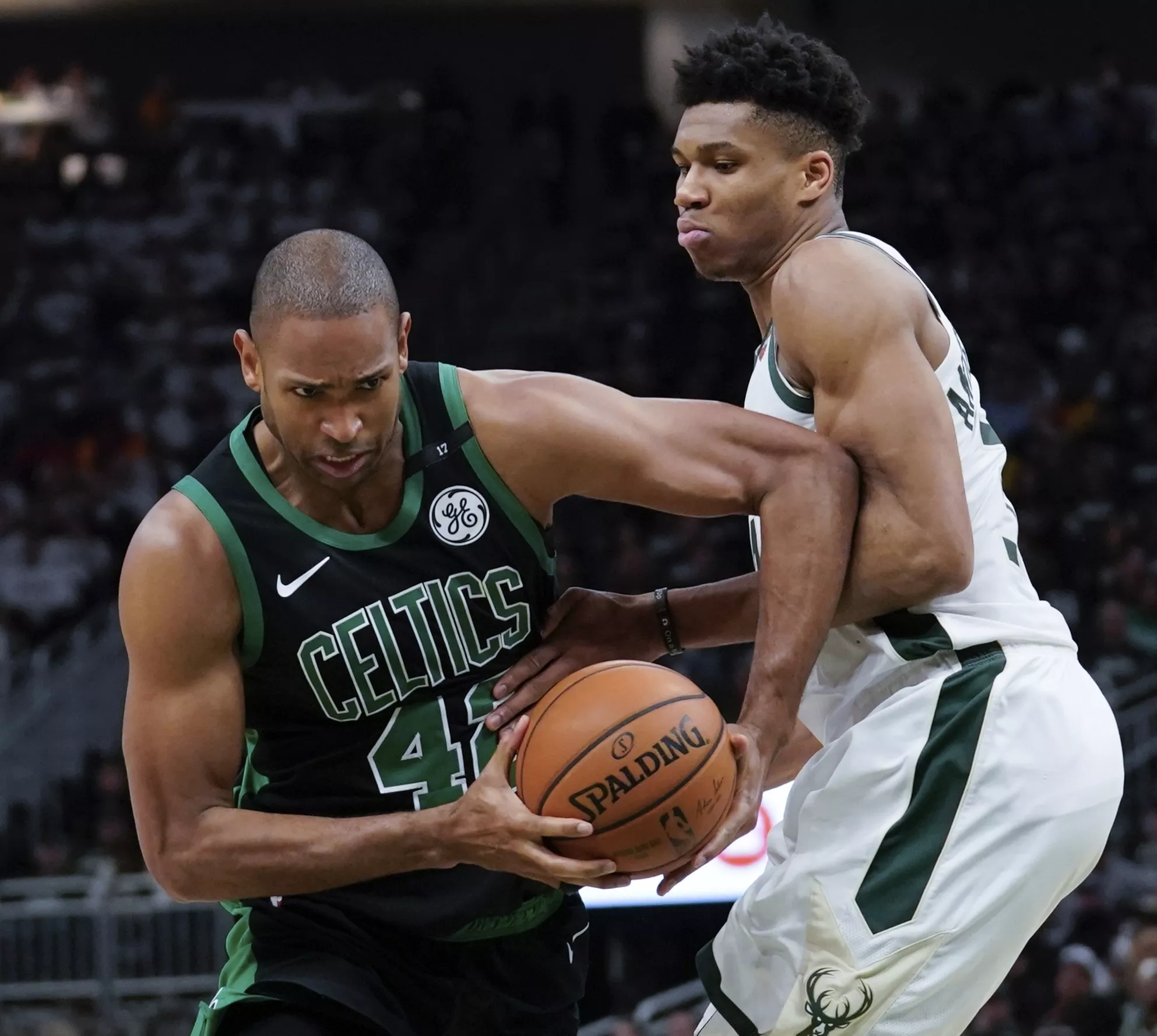 Irving y Horford ponen adelante a Celtics ante Bucks