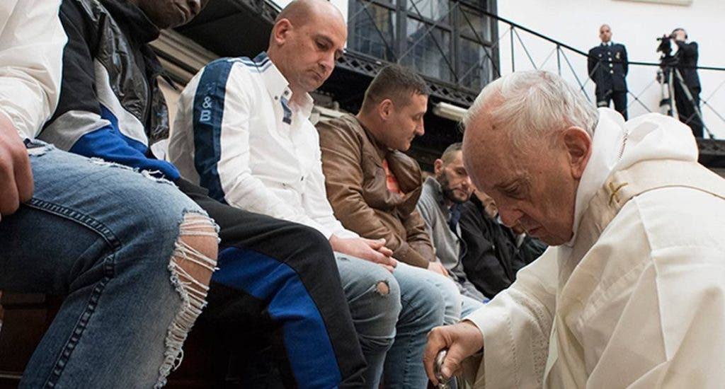 El papa lavó los pies a doce presos y les animó a “hermanarse” entre sí