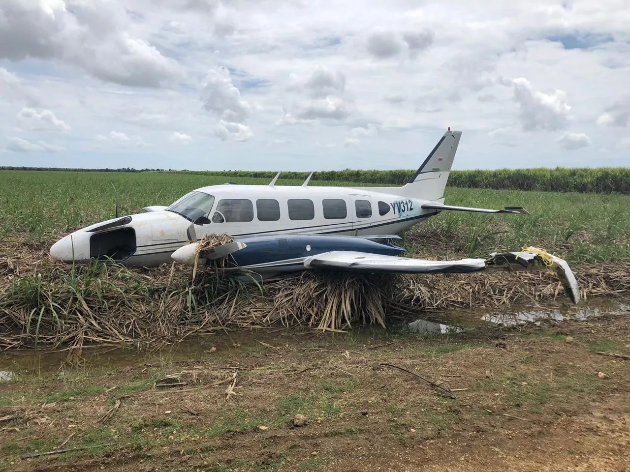 Avioneta salió de Venezuela aterriza de manera irregular en una zona cañera de La Altagracia