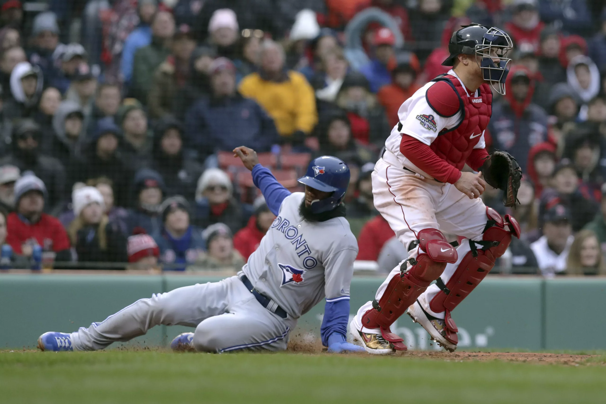 Azulejos estropean debut de Medias Rojas en casa