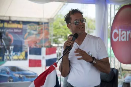 Carlos Silver logra Récord Guinness de más horas cantando