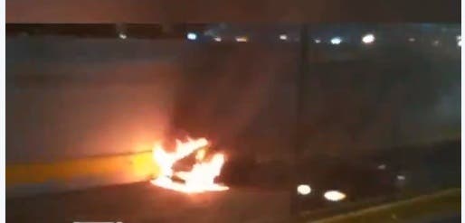Se incendia un carro  a la salida del túnel de la Autopista Las Américas