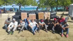 Autoridades decomisan un contrabando de cigarrillos en Playa la Ensenada; arrestan a 10 personas