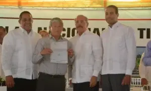 Danilo Medina entrega 977 títulos definitivos de parcelas y solares a familias de Dajabón