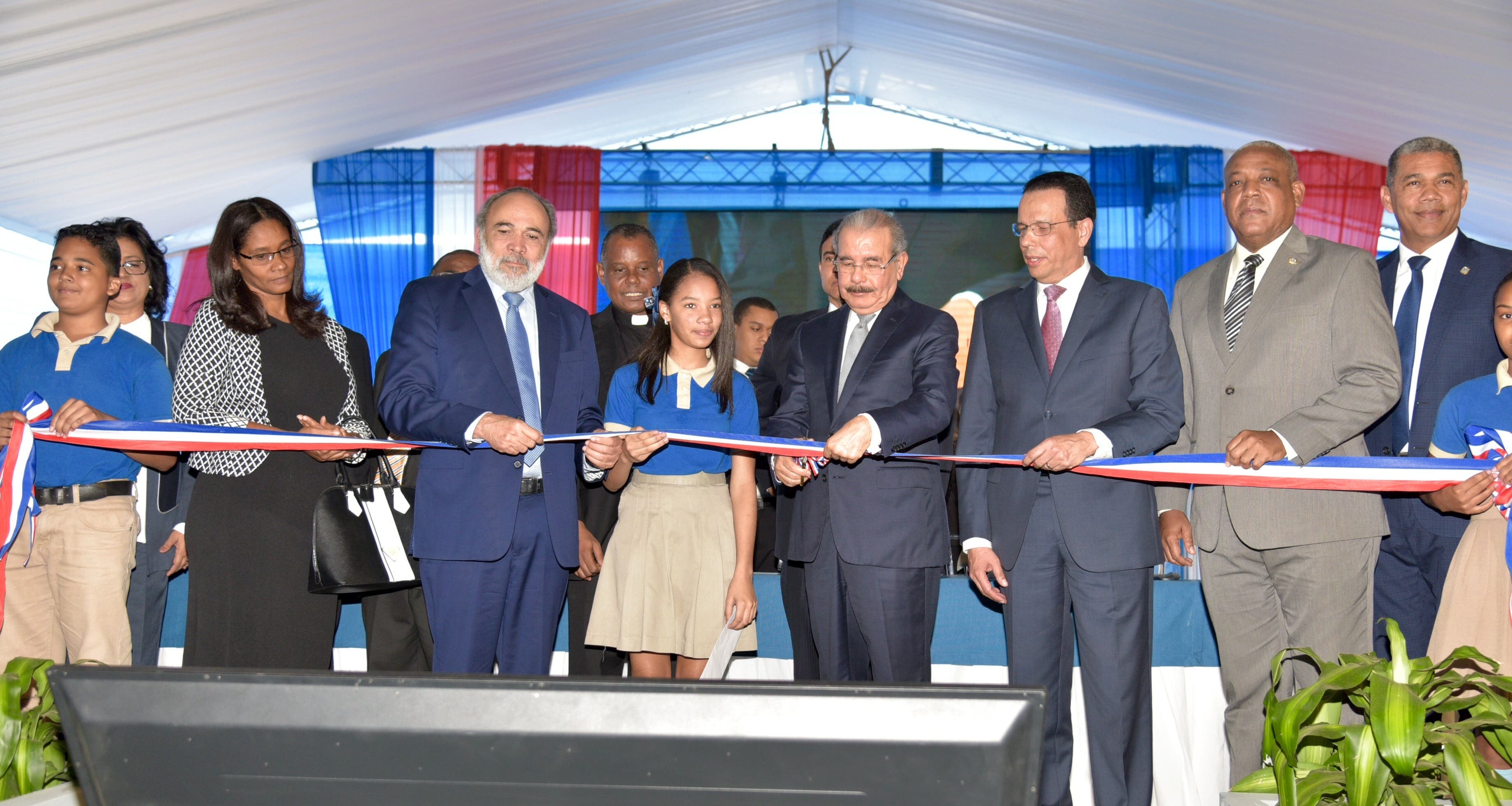 Presidente Danilo Medina entrega dos planteles escolares en Pedro Brand