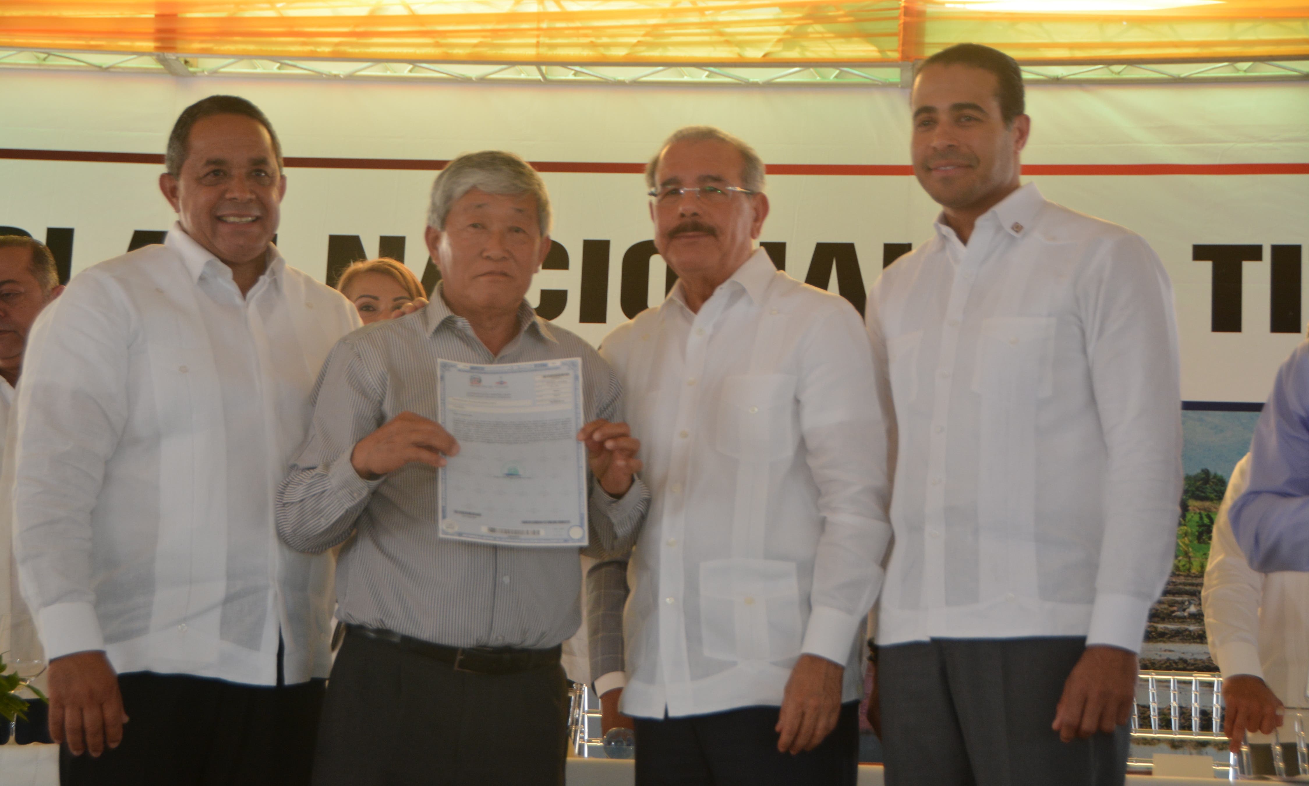 Danilo Medina entrega 977 títulos definitivos de parcelas y solares a familias de Dajabón