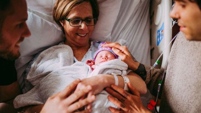 La mujer que dio a luz a su propia nieta para ayudar a su hijo gay a ser padre