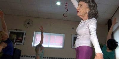 A los 100 años, una mujer sigue dando clases de yoga