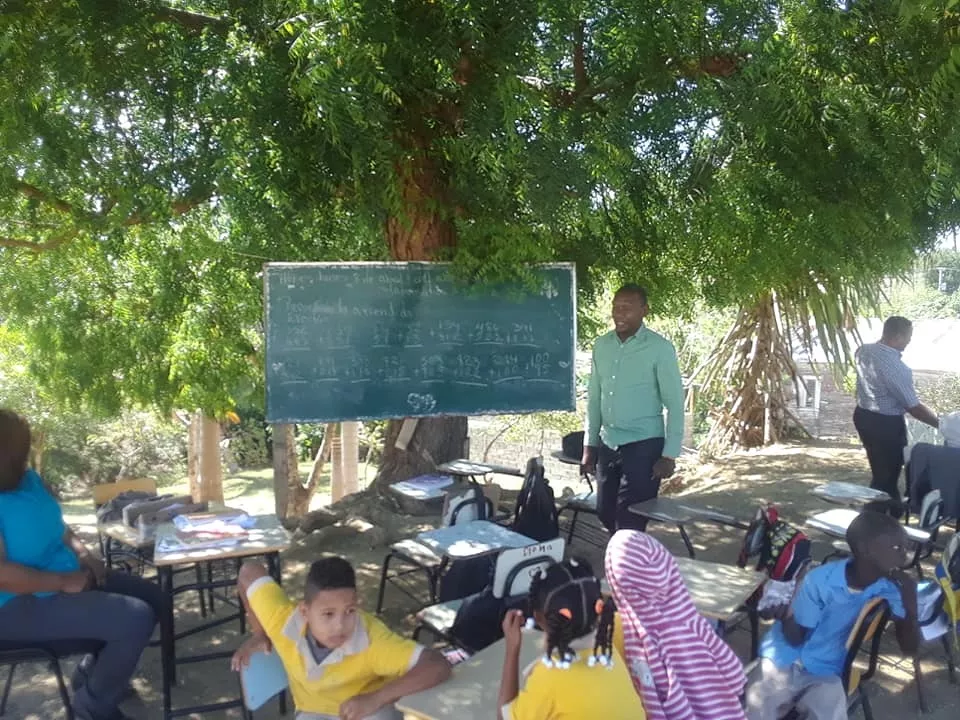 Como en los viejos tiempos: estudiantes reciben clases debajo de un árbol en Imbert, Puerto Plata