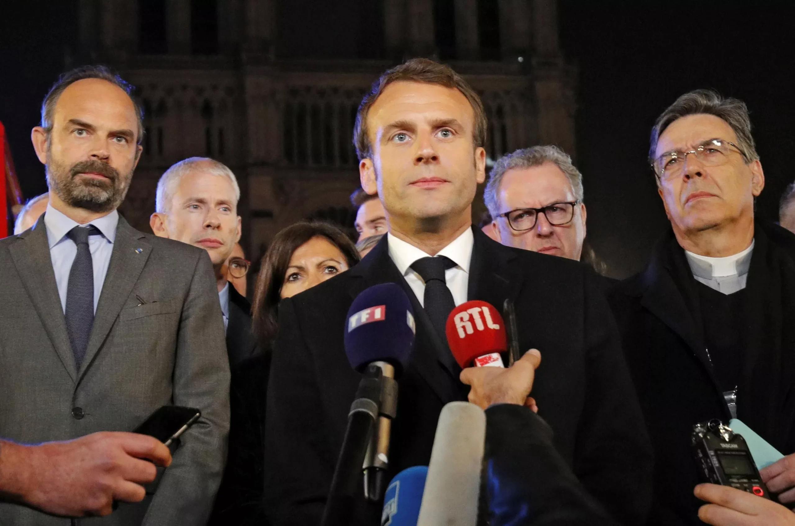 Macron promete reconstruir Notre Dame y dice que se ha evitado lo peor