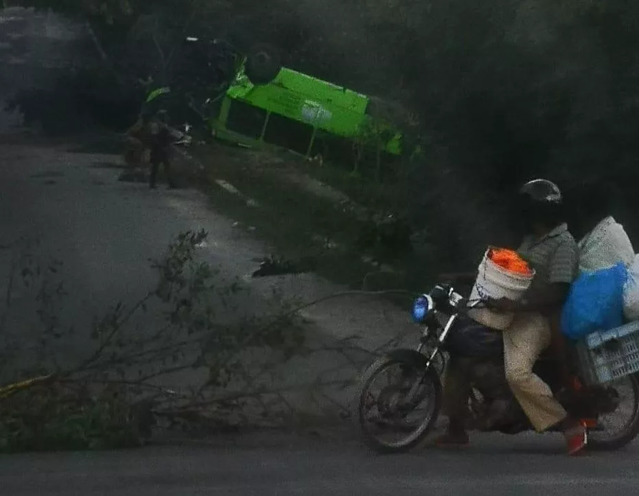 Autobús de la OMSA se accidenta próximo al Hipódromo; chofer resulta herido