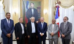 Danilo Medina se reúne con monseñor Francisco Ozoria en Palacio Nacional