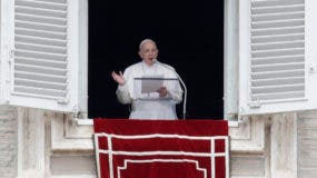 El papa Francisco pronuncia su discurso durante la oración del mediodía desde la ventana de su estudio con vista a la Plaza de San Pedro, en el Vaticano, el domingo 28 de abril de 2019. (Foto AP/Alessandra Tarantino)