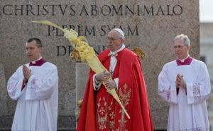 El papa cargó contra el triunfalismo en la misa del Domingo de Ramos