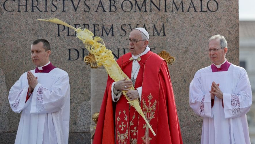 El papa Francisco sostiene una palma durante la celebraciÃ³n del Domingo de Ramos en la Plaza de San Pedro del Vaticano. (AP Foto/Gregorio Borgia)