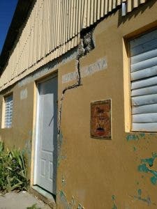 La pared del frente de la escuela está agrietada.