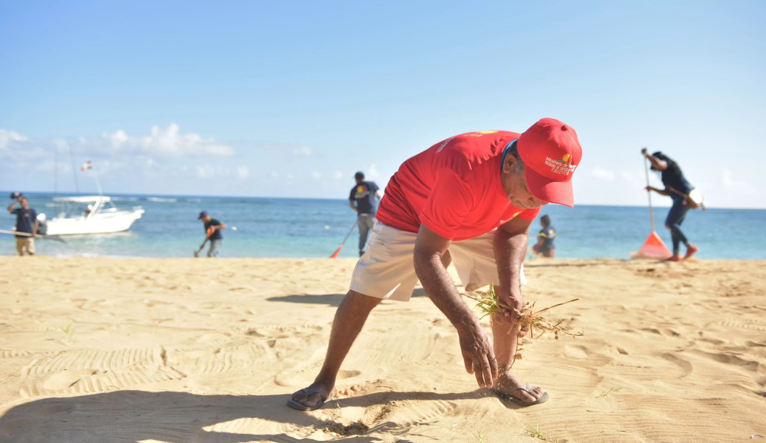 Ministerio de Turismo limpia playas y balnearios por Semana Santa