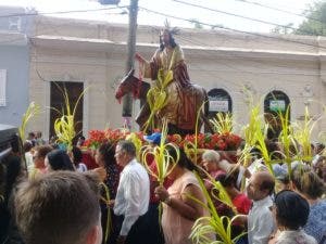 Feligreses  participan en tradicional procesión del Domingo de Ramos