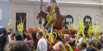 Feligreses  participan en tradicional procesión del Domingo de Ramos