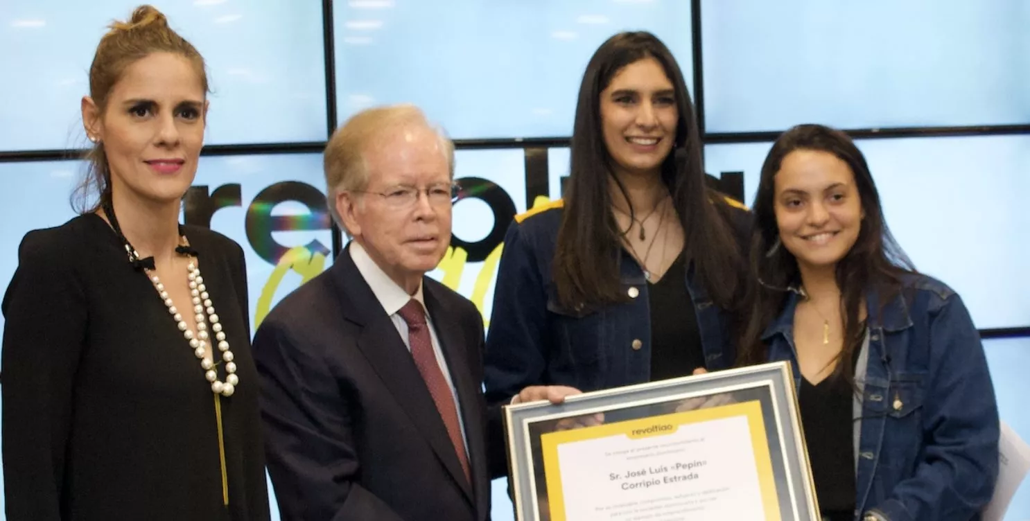 Jóvenes de Revoltiao reconocen a José Luis Corripio Estrada