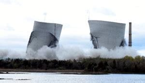 En apenas segundos demuelen dos torres en Massachusetts