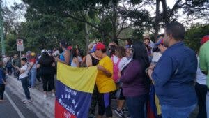 Venezolanos protestan frente a la embajada de su país  en República Dominicana