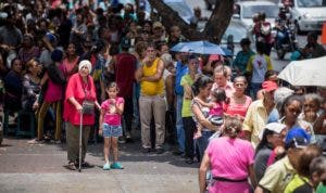 Largas filas de nuevo en Caracas, esta vez por la ayuda humanitaria