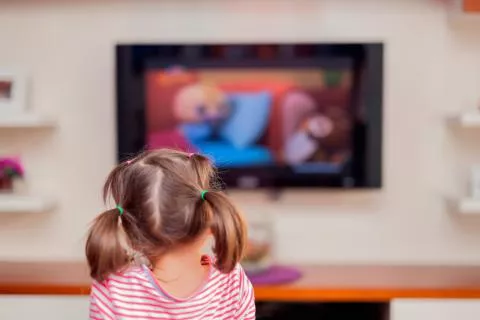 OMS: Bebés no deben ver pantallas de TV o teléfono