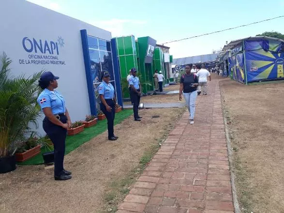 Policía Escolar brinda seguridad a visitantes Feria del Libro