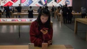 ¿Corre Apple el riesgo de “caer en desgracia” en China por el conflicto tecnológico con EE.UU?