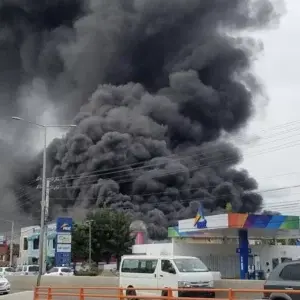 Incendio afecta una fábrica de colchones en la avenida Charles de Gaulle