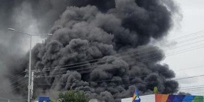 Incendio afecta una fábrica de colchones en la avenida Charles de Gaulle