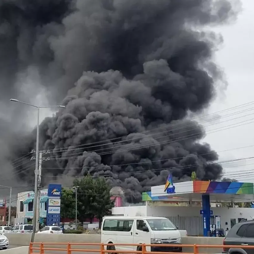 Incendio afecta una fábrica de colchones en la avenida Charles de Gaulle