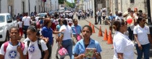 Estudiantes, público en general y turistas abarrotaron el recinto ferial en sexto día evento.