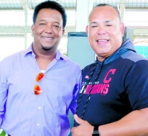 Pedro Martínez y Carlos Baerga en la academia de Cleveland.