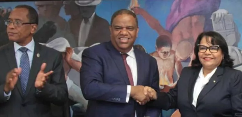Emma Polanco y Danilo Díaz tras la firma del acuerdo .
