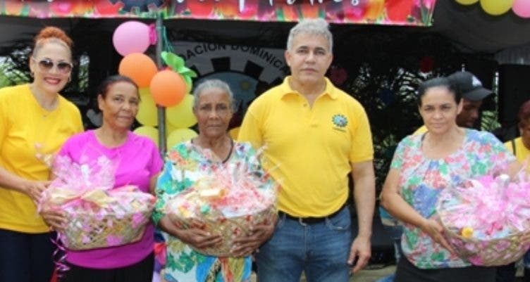 La Fundación Fudonide agasaja a las madres de Villa Mella con fiesta