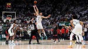 Los Bucks dominaron a Raptors y toman ventaja 1-0 en la Final de Conferencia Este