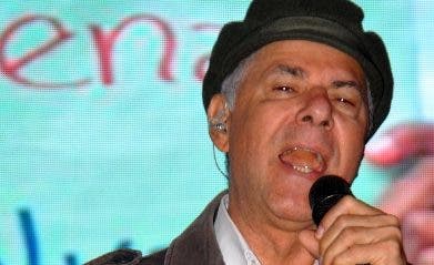 Manuel Jiménez mientras cantaba en actividad.